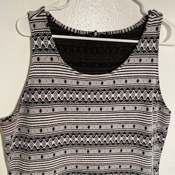 BB Dakota Sleeveless Maxi Dress Black White Aztec - Picture 6 of 11